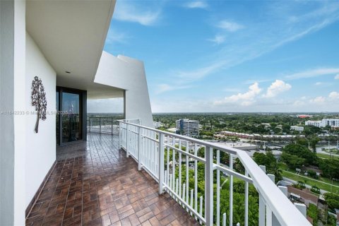 Condo in Miami, Florida, 2 bedrooms  № 1940807 - photo 23