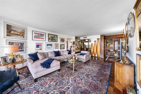 Condo in Miami, Florida, 2 bedrooms  № 1940807 - photo 6