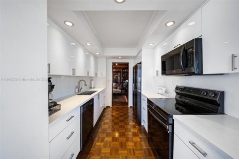Condo in Miami, Florida, 2 bedrooms  № 1940807 - photo 10