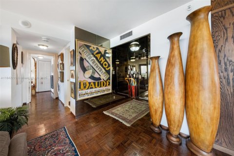 Condo in Miami, Florida, 2 bedrooms  № 1940807 - photo 18
