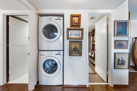 Condo in Miami, Florida, 2 bedrooms  № 1940807 - photo 27