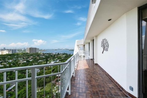 Condo in Miami, Florida, 2 bedrooms  № 1940807 - photo 19