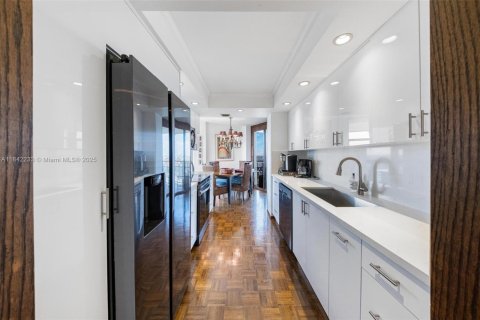 Condo in Miami, Florida, 2 bedrooms  № 1940807 - photo 5