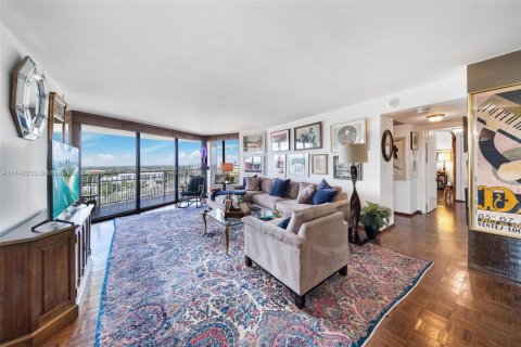 Condo in Miami, Florida, 2 bedrooms  № 1940807 - photo 15