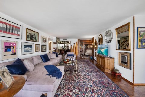 Condo in Miami, Florida, 2 bedrooms  № 1940807 - photo 17