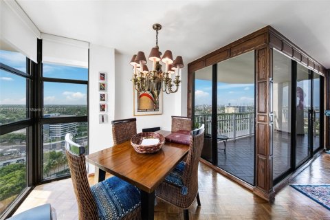Condo in Miami, Florida, 2 bedrooms  № 1940807 - photo 7
