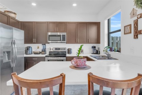 Townhouse in Miami, Florida 3 bedrooms, 165.18 sq.m. № 1849120 - photo 15