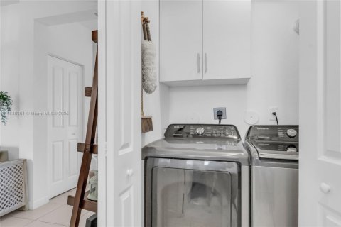 Townhouse in Miami, Florida 3 bedrooms, 165.18 sq.m. № 1849120 - photo 10