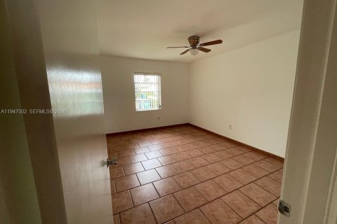 Снять в аренду таунхаус в Майами, Флорида 2 спальни, 95.69м2, № 2003558 - фото 6