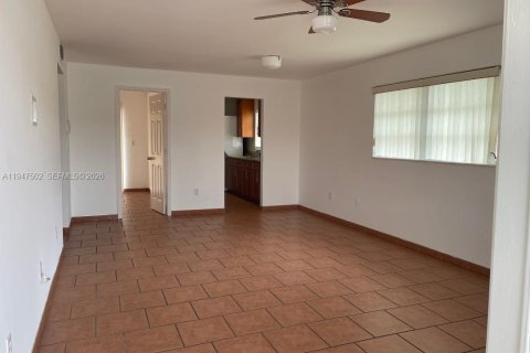 Снять в аренду таунхаус в Майами, Флорида 2 спальни, 95.69м2, № 2003558 - фото 4
