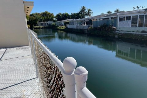 Снять в аренду таунхаус в Майами, Флорида 2 спальни, 95.69м2, № 2003558 - фото 8