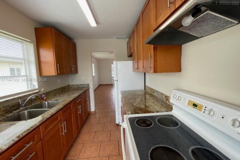 Снять в аренду таунхаус в Майами, Флорида 2 спальни, 95.69м2, № 2003558 - фото 3