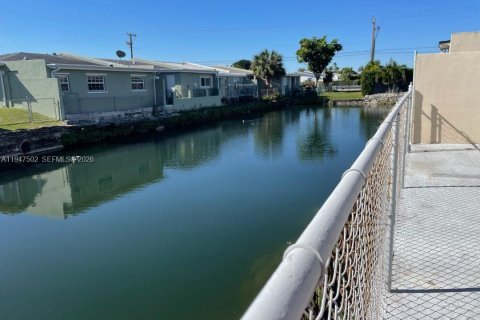 Снять в аренду таунхаус в Майами, Флорида 2 спальни, 95.69м2, № 2003558 - фото 9