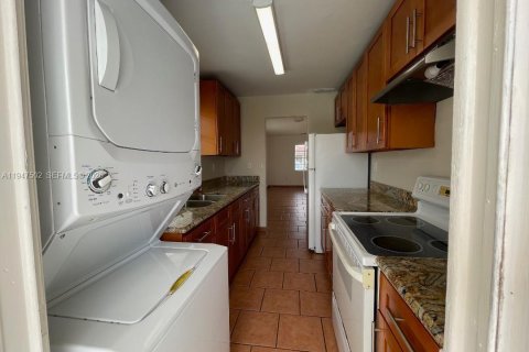 Снять в аренду таунхаус в Майами, Флорида 2 спальни, 95.69м2, № 2003558 - фото 2