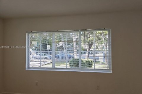 Condo in Miami Beach, Florida, 1 bedroom  № 2010273 - photo 23