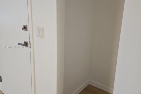 Condo in Miami Beach, Florida, 1 bedroom  № 2010273 - photo 15