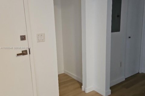 Condo in Miami Beach, Florida, 1 bedroom  № 2010273 - photo 16