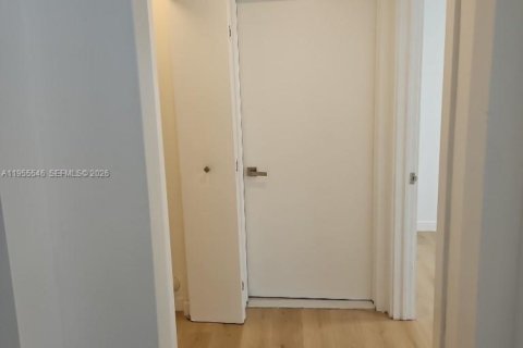 Condo in Miami Beach, Florida, 1 bedroom  № 2010273 - photo 11