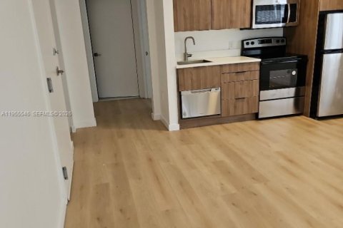 Condo in Miami Beach, Florida, 1 bedroom  № 2010273 - photo 3