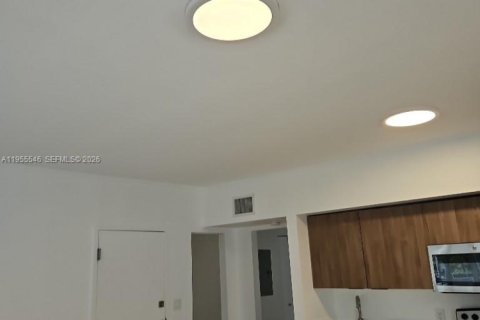 Condo in Miami Beach, Florida, 1 bedroom  № 2010273 - photo 20