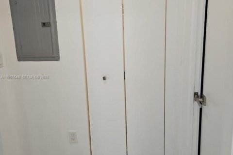 Condo in Miami Beach, Florida, 1 bedroom  № 2010273 - photo 10