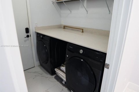 Villa ou maison à vendre à Miami, Floride: 4 chambres, 257.9 m2 № 1980689 - photo 13