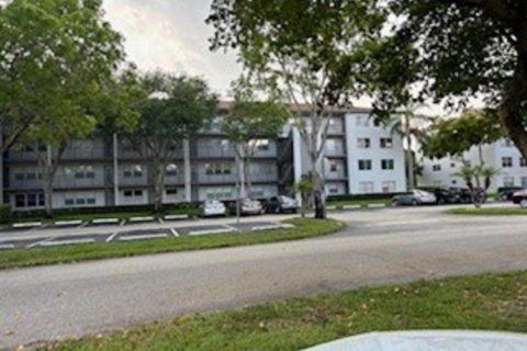 Condominio en alquiler en Hollywood, Florida, 2 dormitorios, 88.54 m2 № 1207463 - foto 1