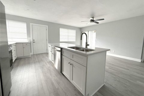 House in Palm Harbor, Florida 3 bedrooms, 93.83 sq.m. № 2231202 - photo 3