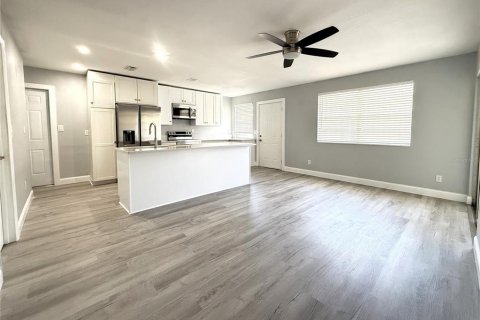 House in Palm Harbor, Florida 3 bedrooms, 93.83 sq.m. № 2231202 - photo 4