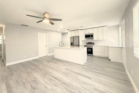 House in Palm Harbor, Florida 3 bedrooms, 93.83 sq.m. № 2231202 - photo 5