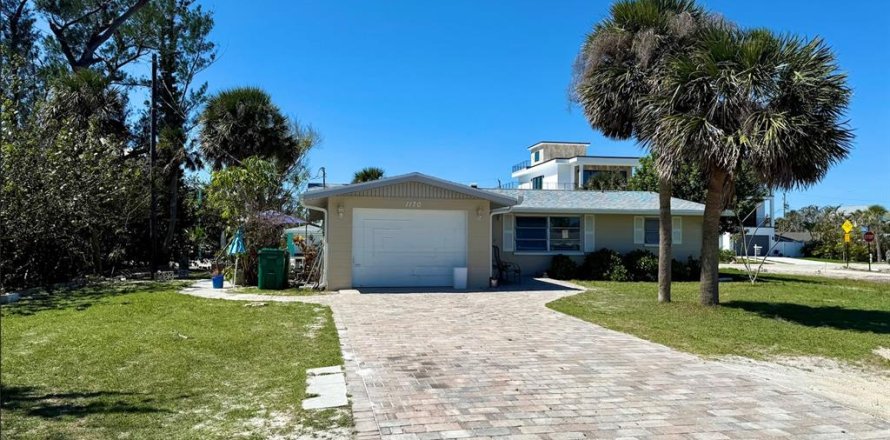 House in Englewood, Florida 2 bedrooms, 116.31 sq.m. № 1547836