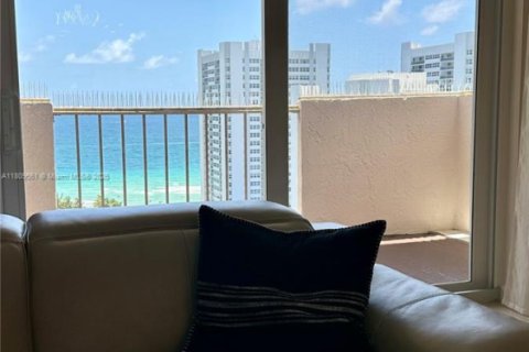 Condominio en venta en Hallandale Beach, Florida, 1 dormitorio, 120.77 m2 № 1752218 - foto 7