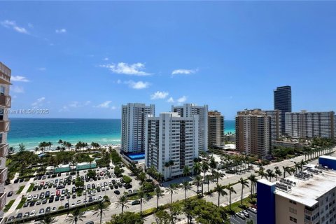 Condominio en venta en Hallandale Beach, Florida, 1 dormitorio, 120.77 m2 № 1752218 - foto 3
