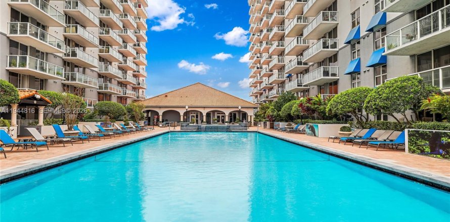 Condo in Miami, Florida, 2 bedrooms  № 2001401