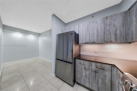 Condo in Miami, Florida, 2 bedrooms  № 2001401 - photo 9