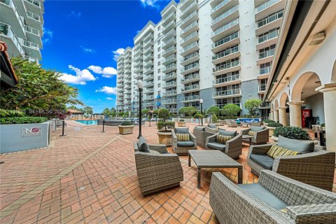 Condo in Miami, Florida, 2 bedrooms  № 2001401 - photo 22