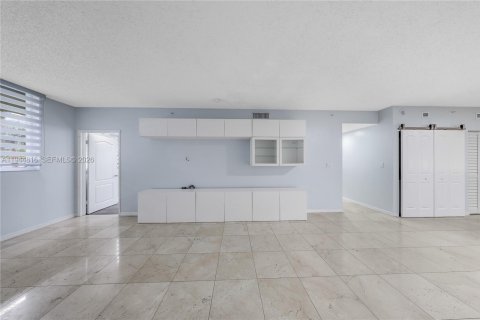 Condo in Miami, Florida, 2 bedrooms  № 2001401 - photo 14