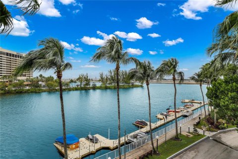 Condo in Miami, Florida, 2 bedrooms  № 2001401 - photo 21