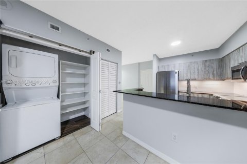 Condo in Miami, Florida, 2 bedrooms  № 2001401 - photo 5
