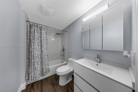 Condo in Miami, Florida, 2 bedrooms  № 2001401 - photo 20