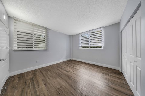 Condo in Miami, Florida, 2 bedrooms  № 2001401 - photo 18