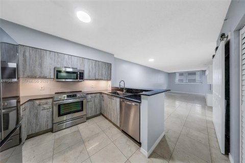 Condo in Miami, Florida, 2 bedrooms  № 2001401 - photo 11