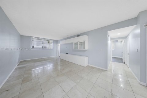 Condo in Miami, Florida, 2 bedrooms  № 2001401 - photo 6