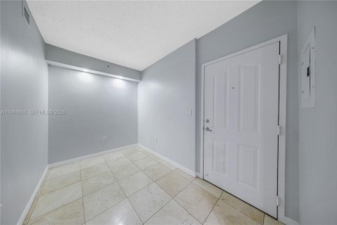 Condo in Miami, Florida, 2 bedrooms  № 2001401 - photo 8