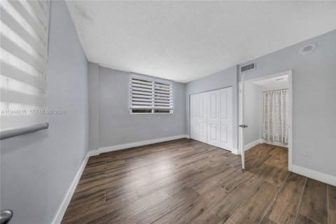 Condo in Miami, Florida, 2 bedrooms  № 2001401 - photo 19