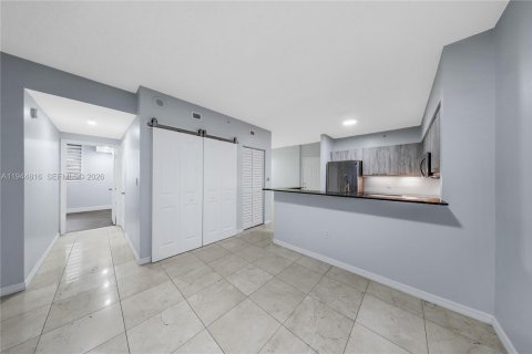 Condo in Miami, Florida, 2 bedrooms  № 2001401 - photo 2