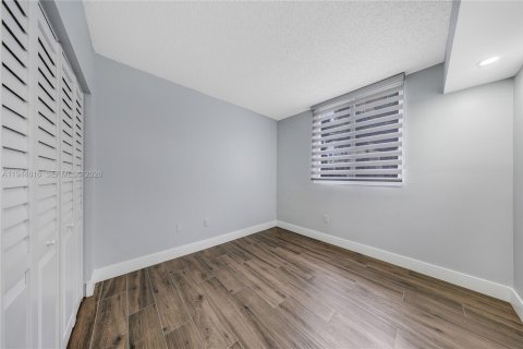 Condo in Miami, Florida, 2 bedrooms  № 2001401 - photo 17