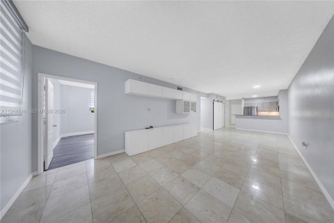 Condo in Miami, Florida, 2 bedrooms  № 2001401 - photo 15