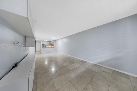 Condo in Miami, Florida, 2 bedrooms  № 2001401 - photo 16