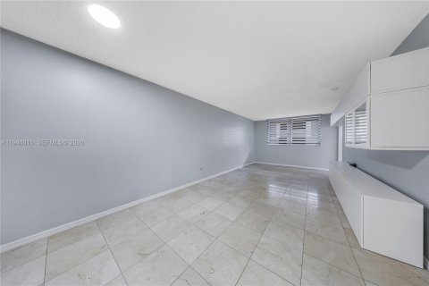 Condo in Miami, Florida, 2 bedrooms  № 2001401 - photo 13